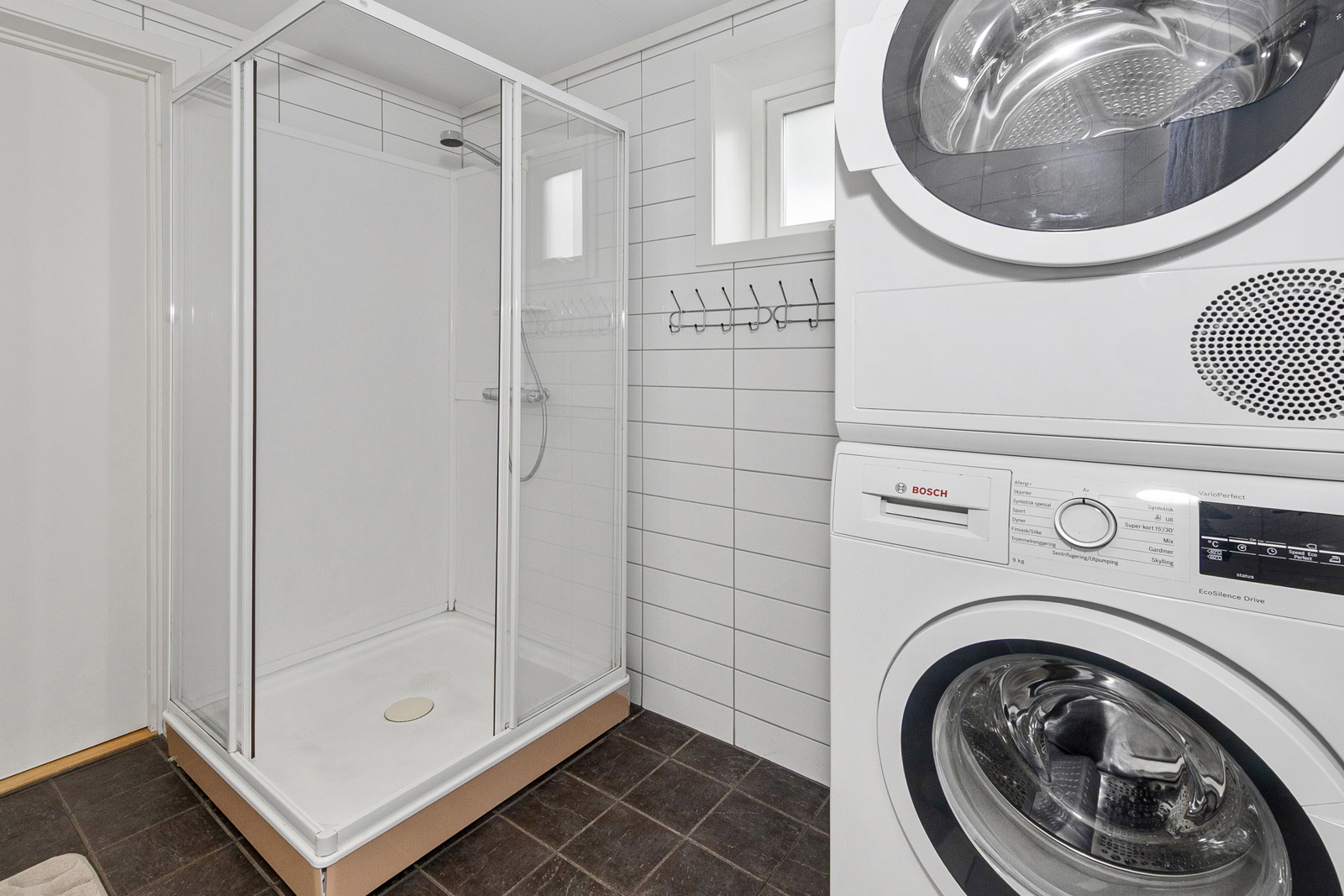 Dusjkabinett og plass til hvitevarer på badet
