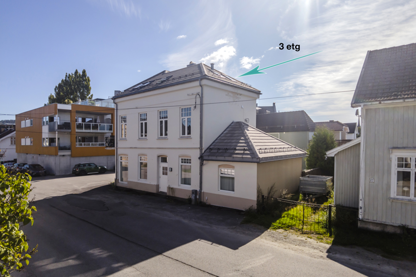 Fasade. Velholdt, sjarmerende bygg i eldre bevart stil