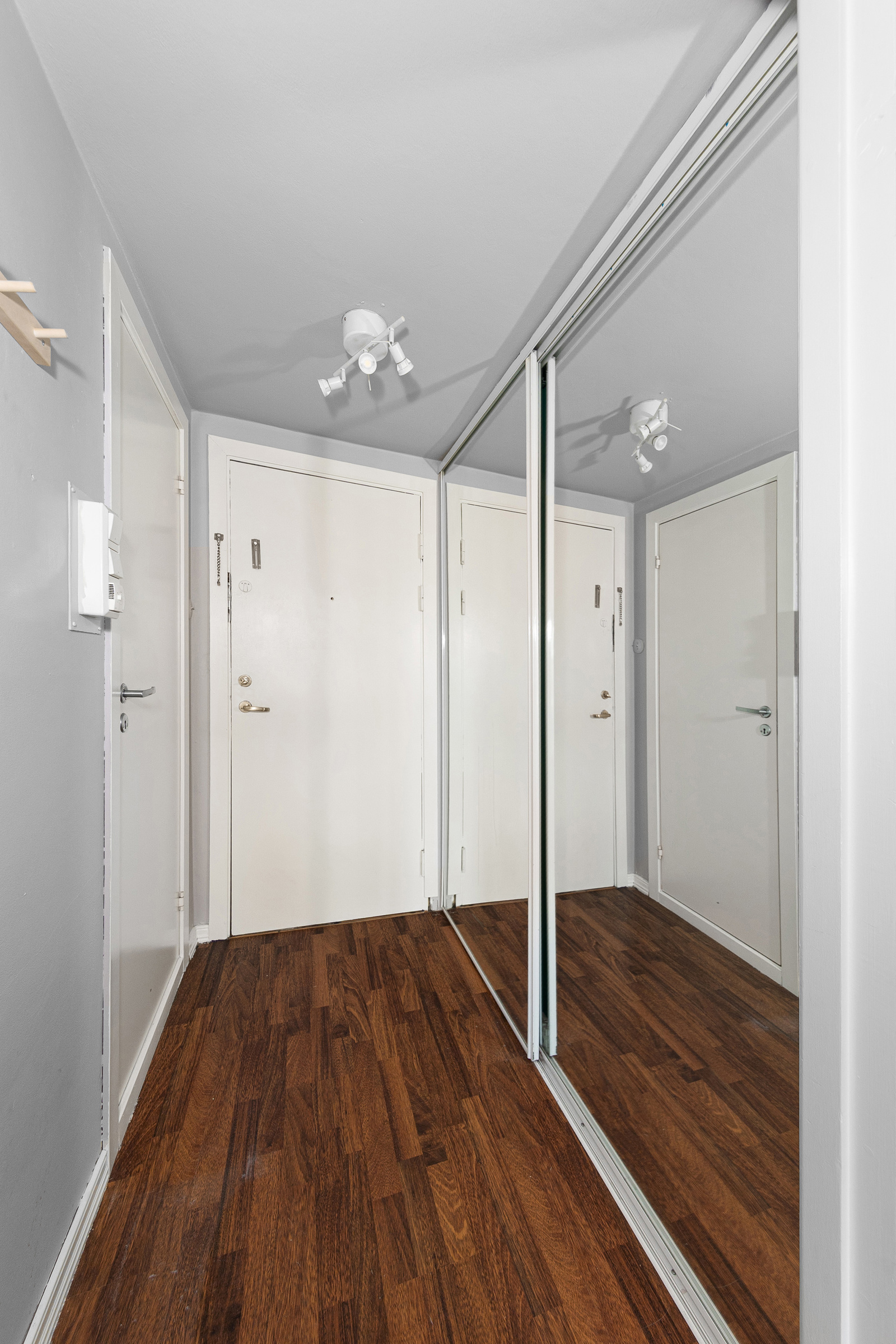 Entreen har skyvedørsgarderobe med speildører