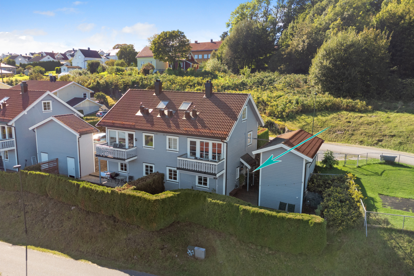 Leiligheten og uteareal er markert med pil.