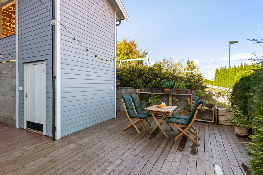 Flott stor terrasse på hele 46 m2. Her er det god plass til utemøbler og grillområde.