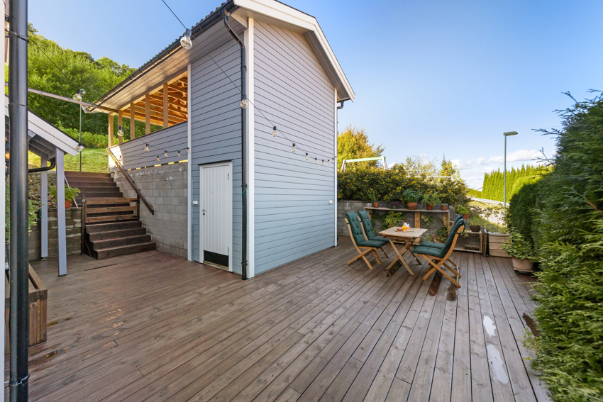 Utebod på 5 m2. Ligger i tilknyttning til terrasse, og er praktisk til for lagring av utemobler, grill, sportsutstyr etc.