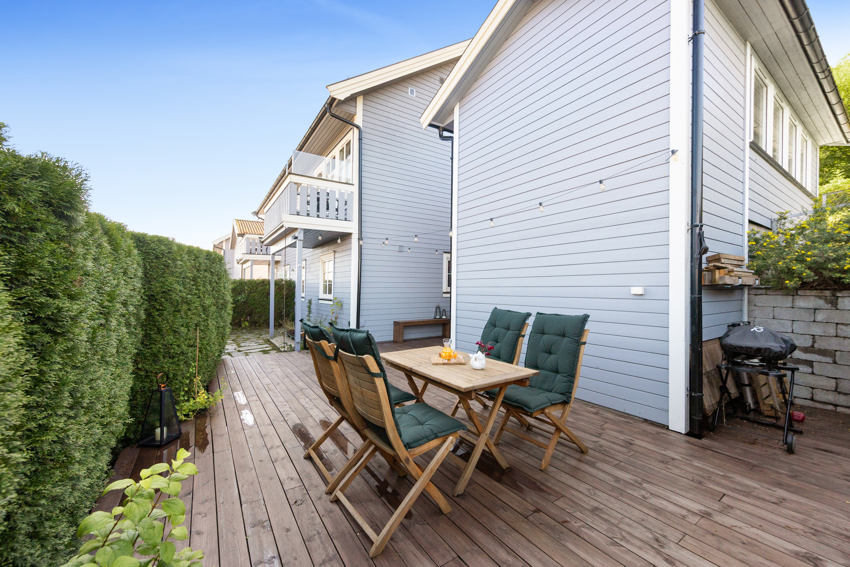 Utemøbler på terrasse samt et lite 