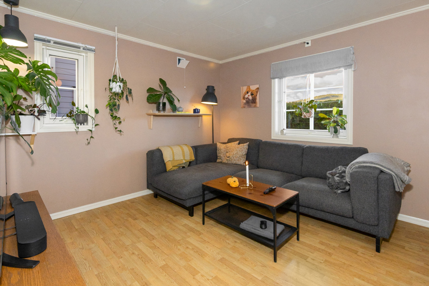 God plass til en sofagruppe/ vinkelsofa i stuearealet.
