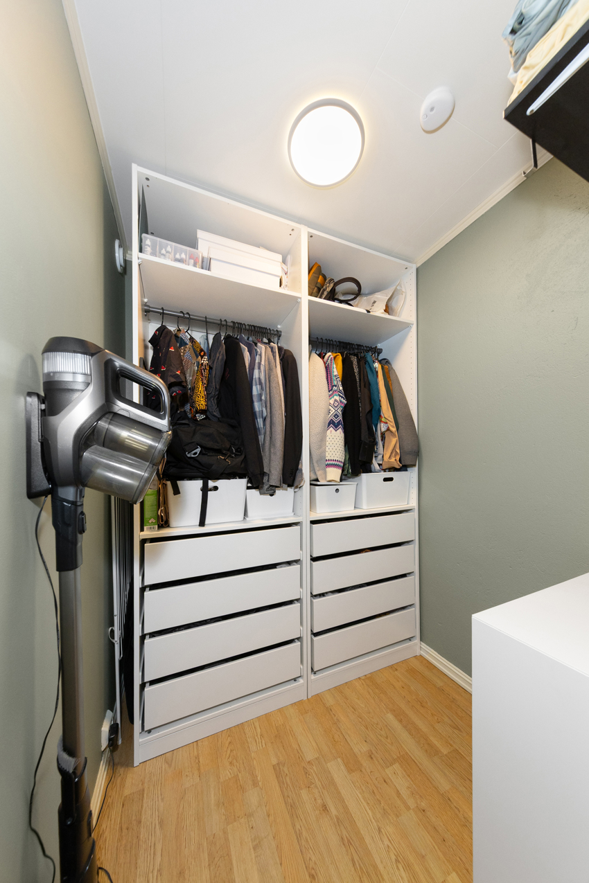 Klesbod/ walk in cabinet. Her er det innstalert ryddige skap og skuffseksjoner.