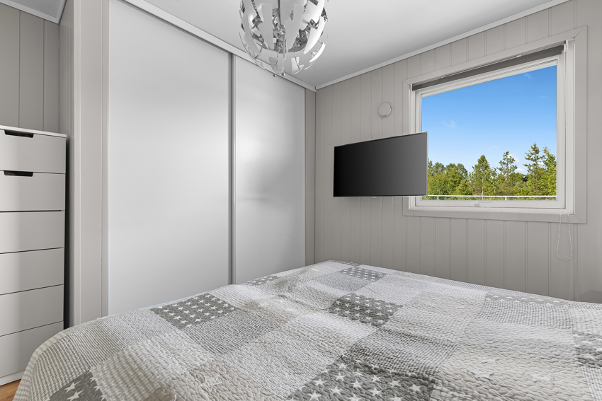 Romslig skyvedørsgarderobe med heng og kurver
