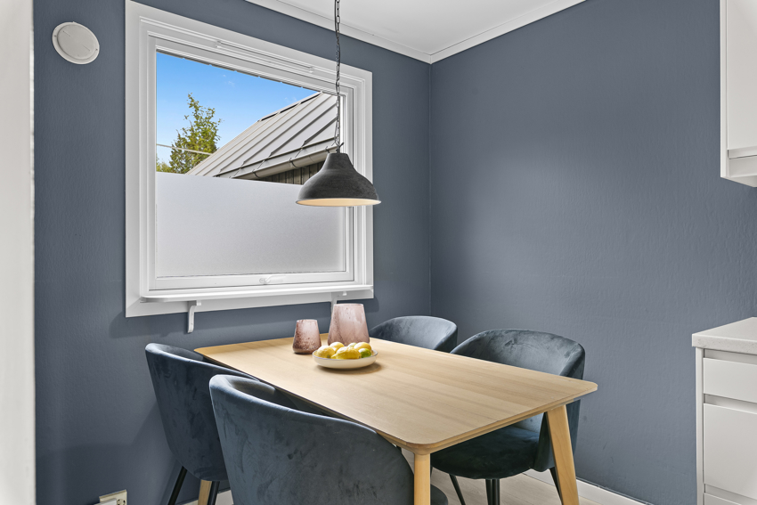 Koselig plass for kjøkkenbord ved vinduet