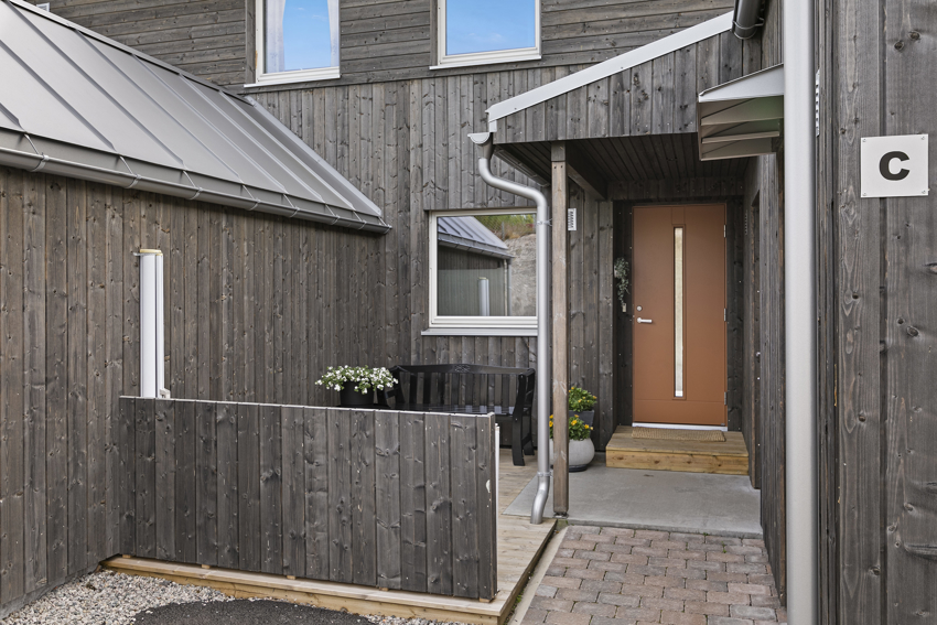 2 uteboder på tilsammen ca 10 m2 ved inngangspartiet