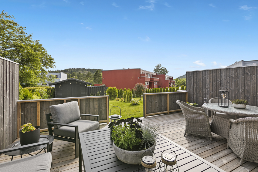 På terrassen er det god plass for utemøbler