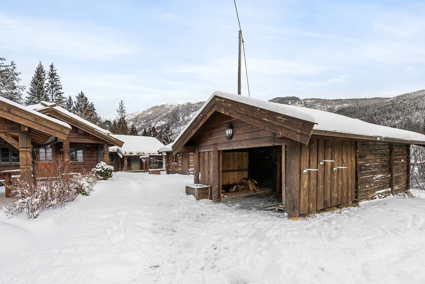 Utebod til redskap og ved.