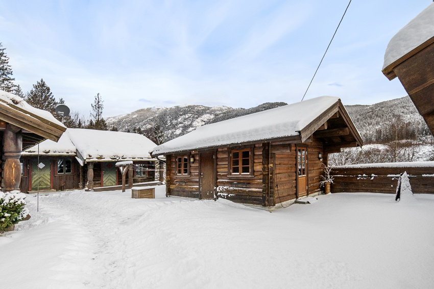 Anneks 1 ligger mellom våningshuset og uteboden.