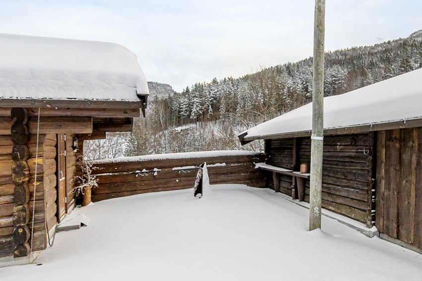 Fra stue i anneks 1 er det utgang til koselig uteplass med plass til utemøbler. 
