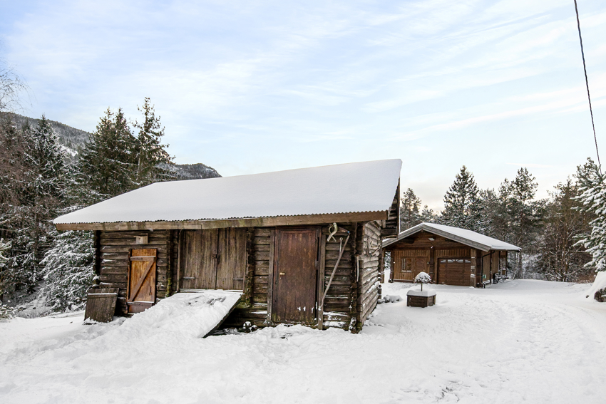 Eldre låve som i dag brukes til lagring.