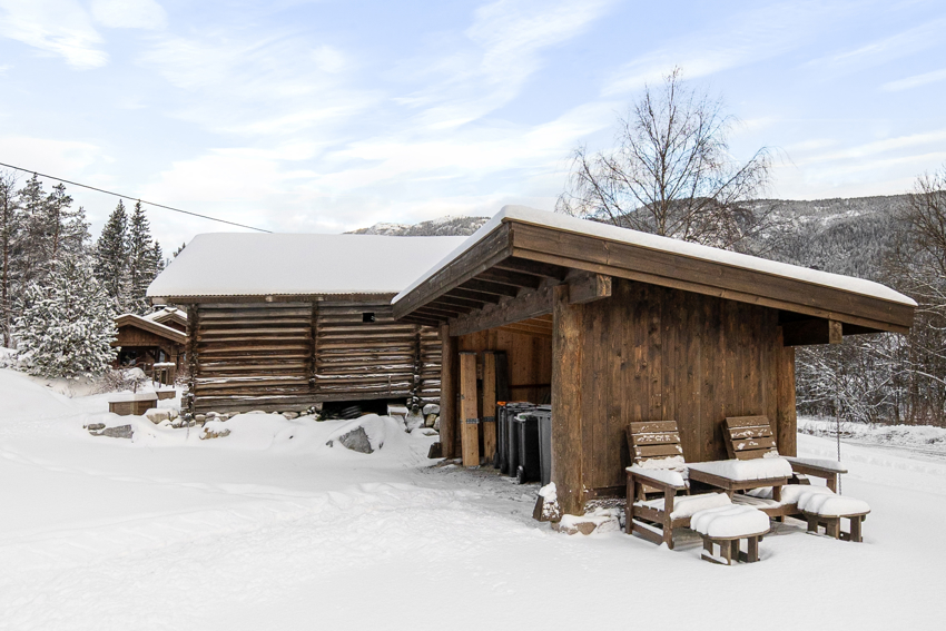 Skjul til søppeldunker, ved eller redskap.