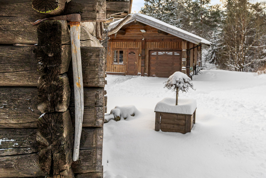 Det er flere bygninger på eiendommen, en blanding av sjarmerende eldre tømmerbygninger og nyere praktiske bygninger.
