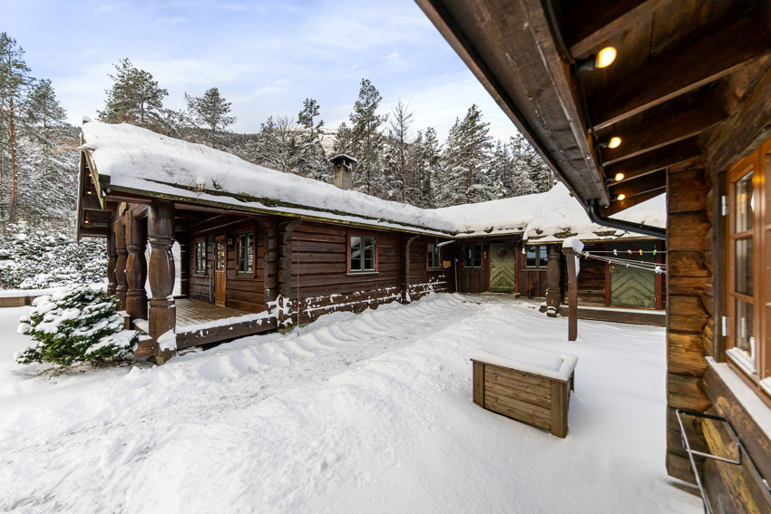 Flott usjenert uteområde med belegningsstein og koselig inngangsparti.