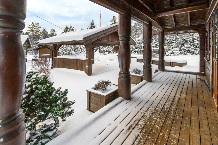 Utgang fra stue til sørøstvendt veranda med tilgang til platting og paviljong. 