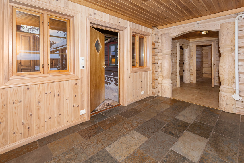 Romslig entrè med god plass til sko og yttertøy.