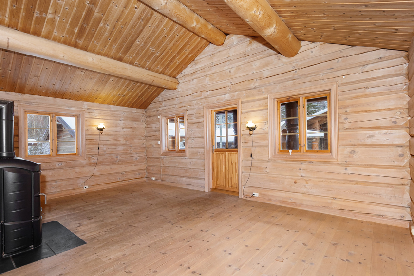 Lys og trivelig stue med god takhøyde.