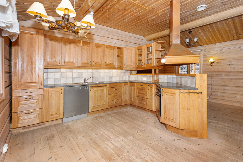 Koselig kjøkken med kjøkkeninnredning fra 2001 med profilerte fronter. 