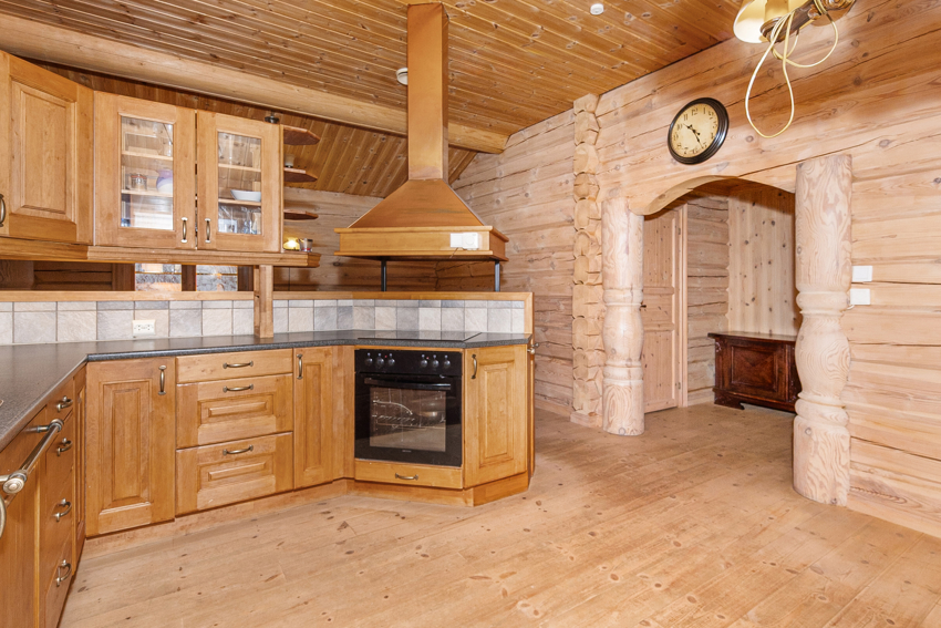 Kjøkkenet har god benke- og skapplass. 