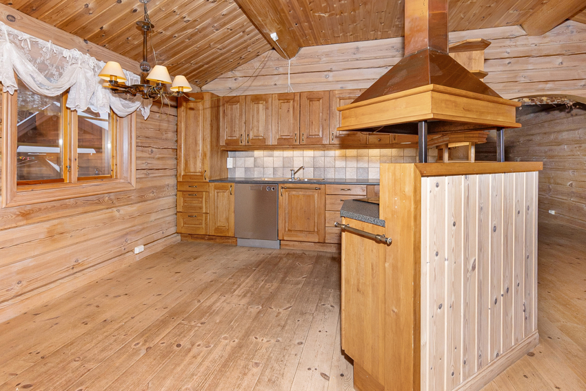 Foran vinduet er det plass til kjøkkenbord og stoler. 