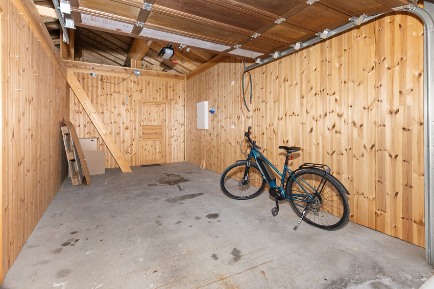 Enkelgarasje med trapp til hems.