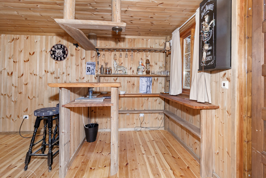 Stue med barløsning i del av garasjen.