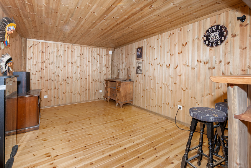 Innredet rom som i dag brukes til stue med barløsning.