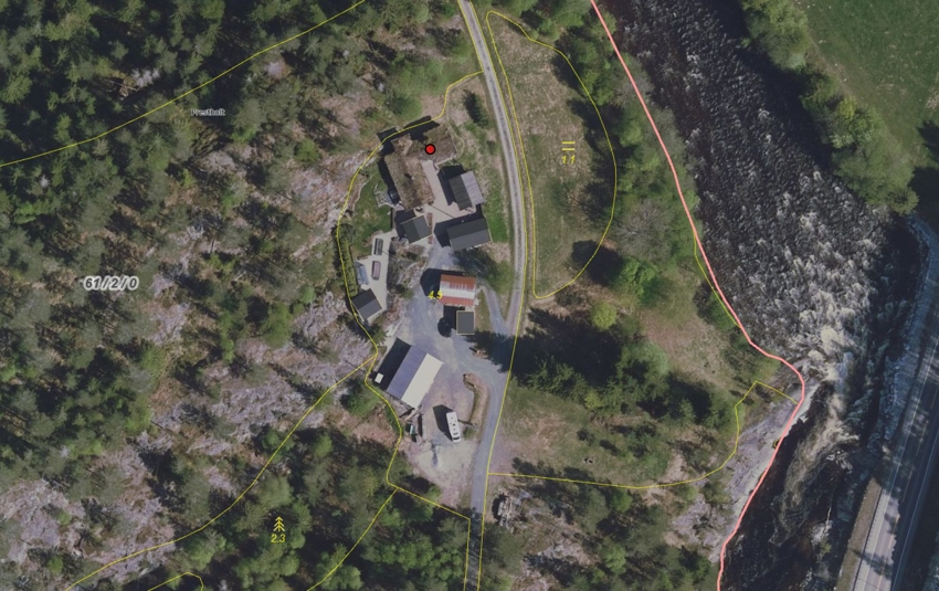 Eiendommen grenser til elva Vallaråi som starter i Flatsjå og ender i Seljordsvannet.