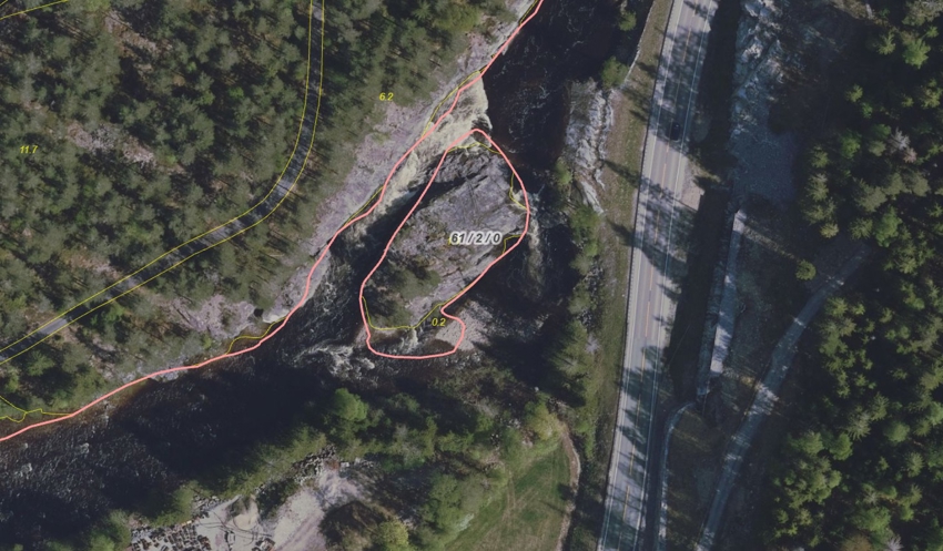 En liten øy i elva tilhører også denne eiendommen.