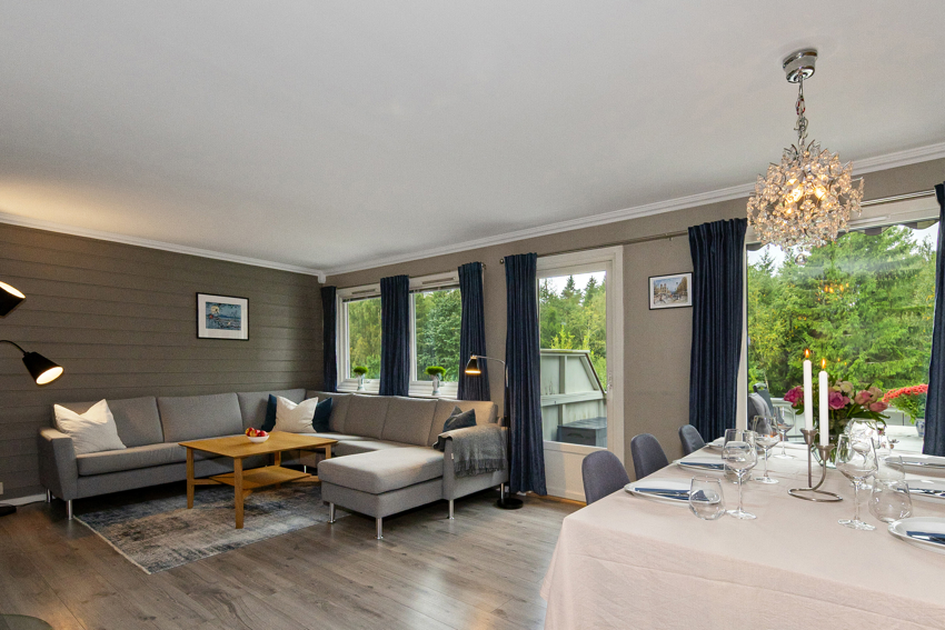 Romslig stue med god plass for både salong og spisestue