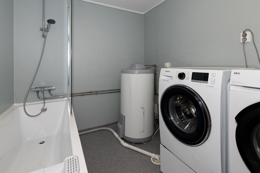 Badekar m/dusjvegg samt opplegg for vaskemaskin og tørketrommel