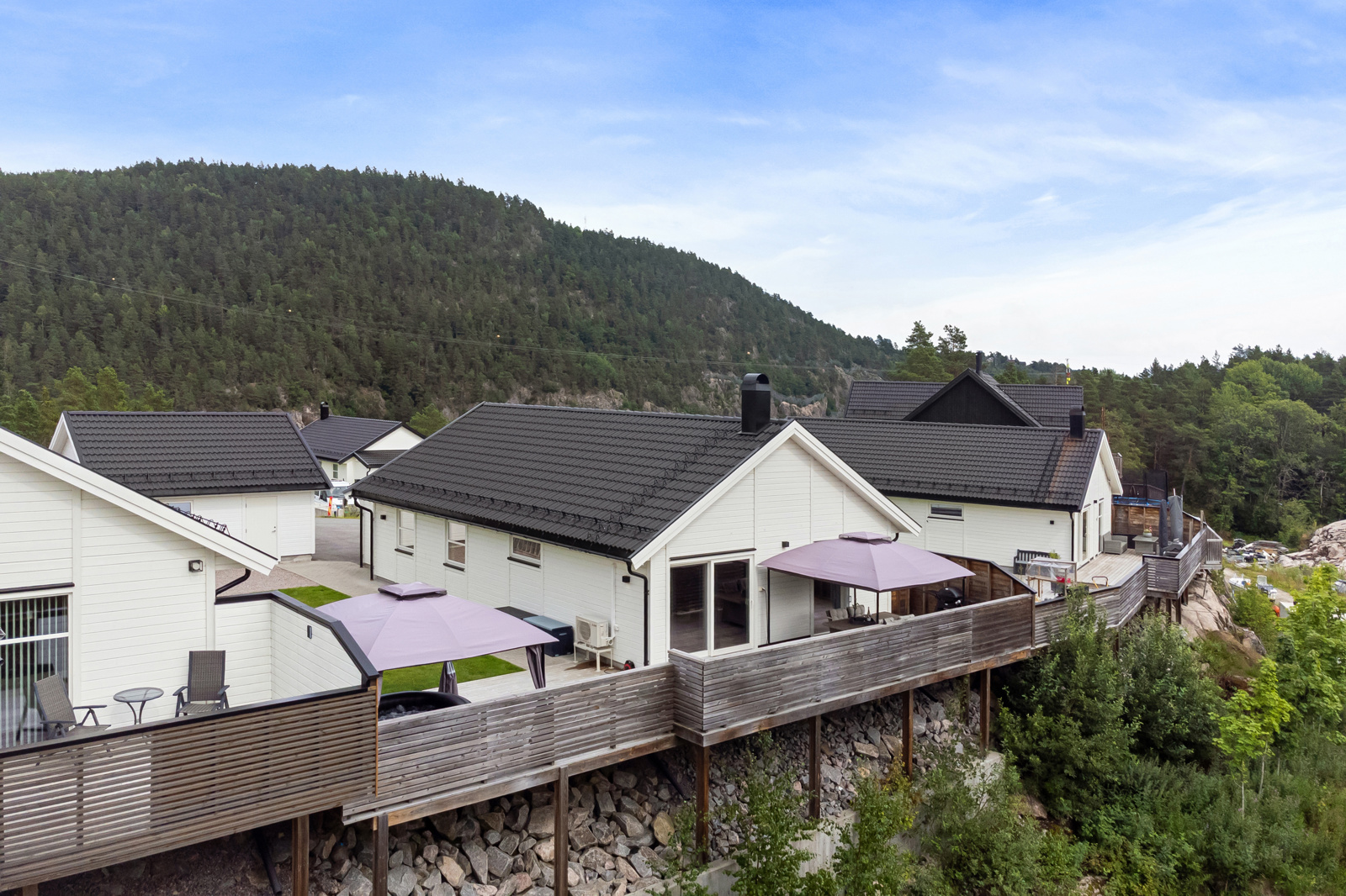 Terrasse/veranda vendt mot vest. Usjenert, romslig uteplass.