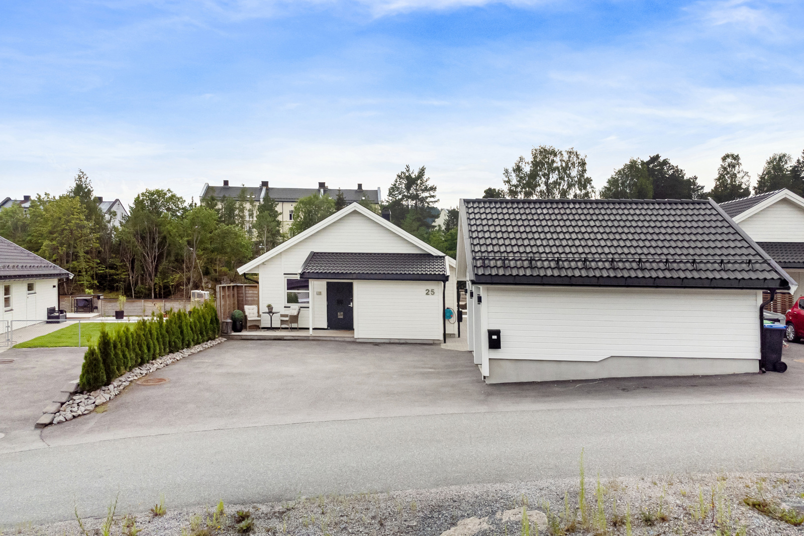 God plass til biler på gårdsplass