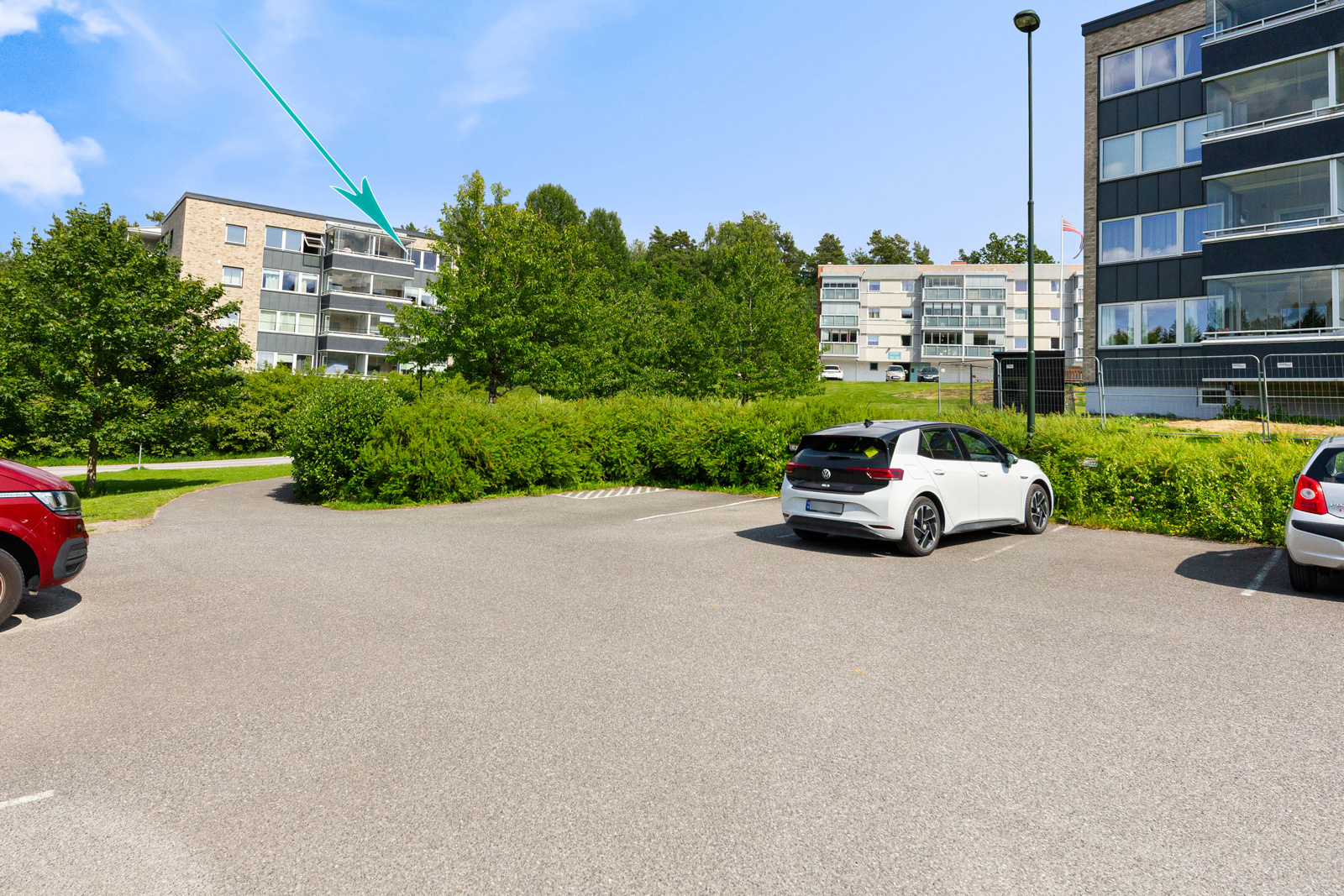 Det er en egen parkeringsplass som følger leiligheten