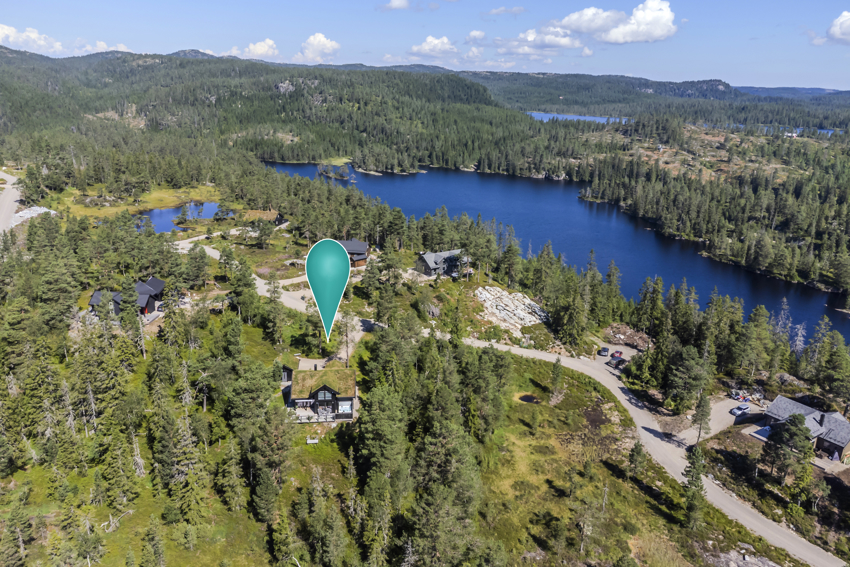 Oversiktsbilde - drone over hytteområdet. Kort avstand til bade og fiske-vann, og i et hytteområde hvor ikke hyttene ligger tett som hagl.