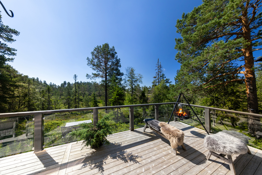 Praktisk, tidløst og vedlikeholdsfritt glass speil som gir godt med lys og slipper naturen inn på verandaen