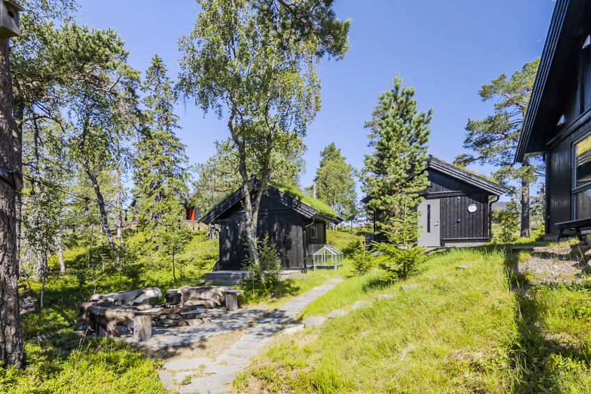 Garasje og grillhytte