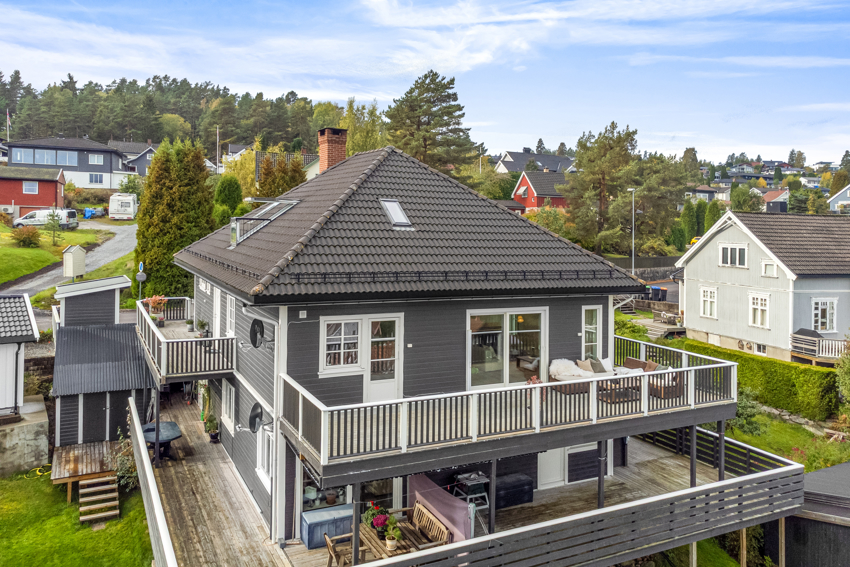 Del av horisontaldelt 2-mannsbolig. Leiligheten disponerer 2. etasje og loftsetasje