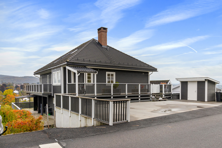 Parkeringsområde og vestre - samt nordvent fasade.