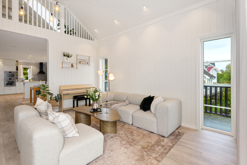 God plass til sittegruppe i stuen. Åpent mot tak i loftsetasje. Taklampe og spotter i taket.