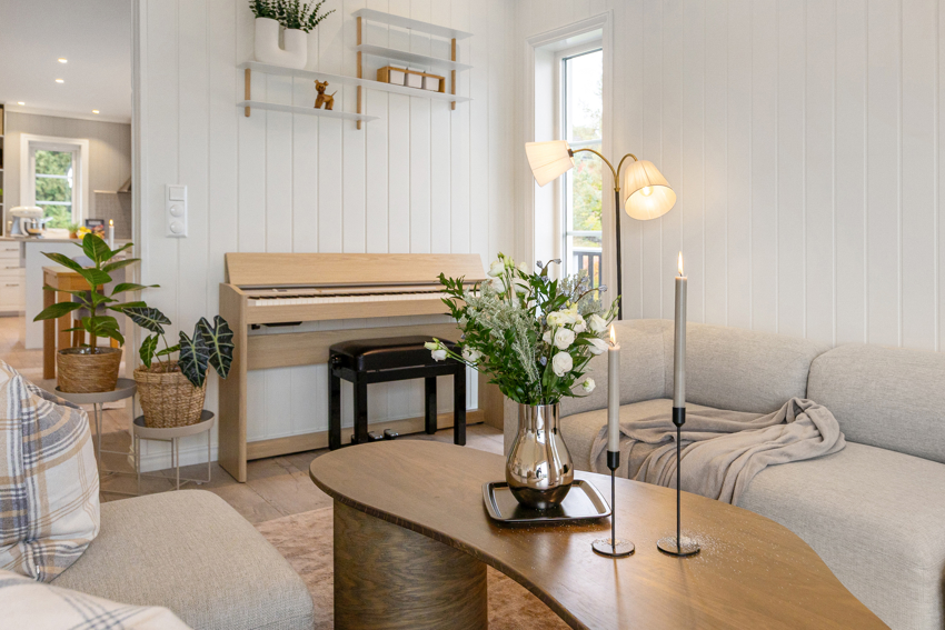 Koslig krok i stuen med plass til piano.