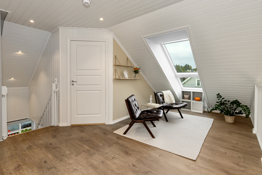 Loftstue. Åpent ned til stue. 