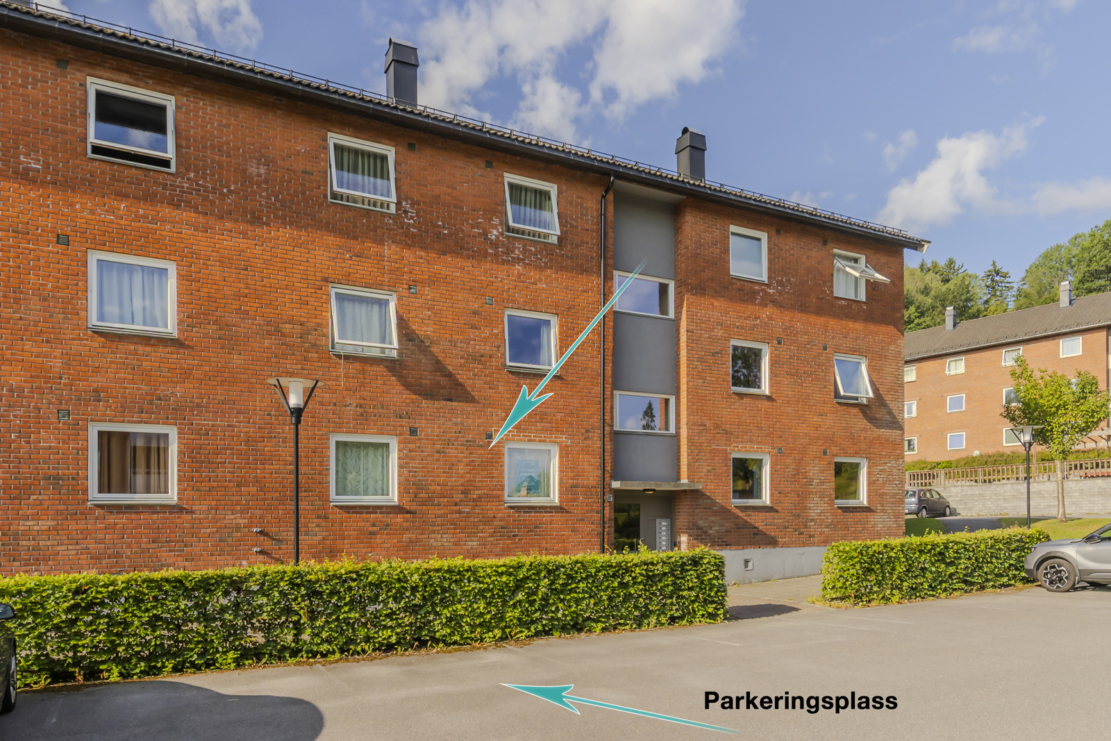 Leiligheten disponerer egen parkeringsplass rett utenfor blokka