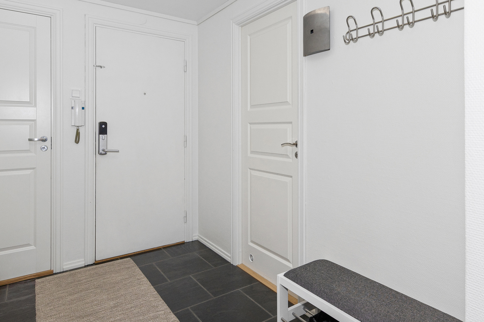 En lys og romslig entre ønsker deg velkommen inn !
