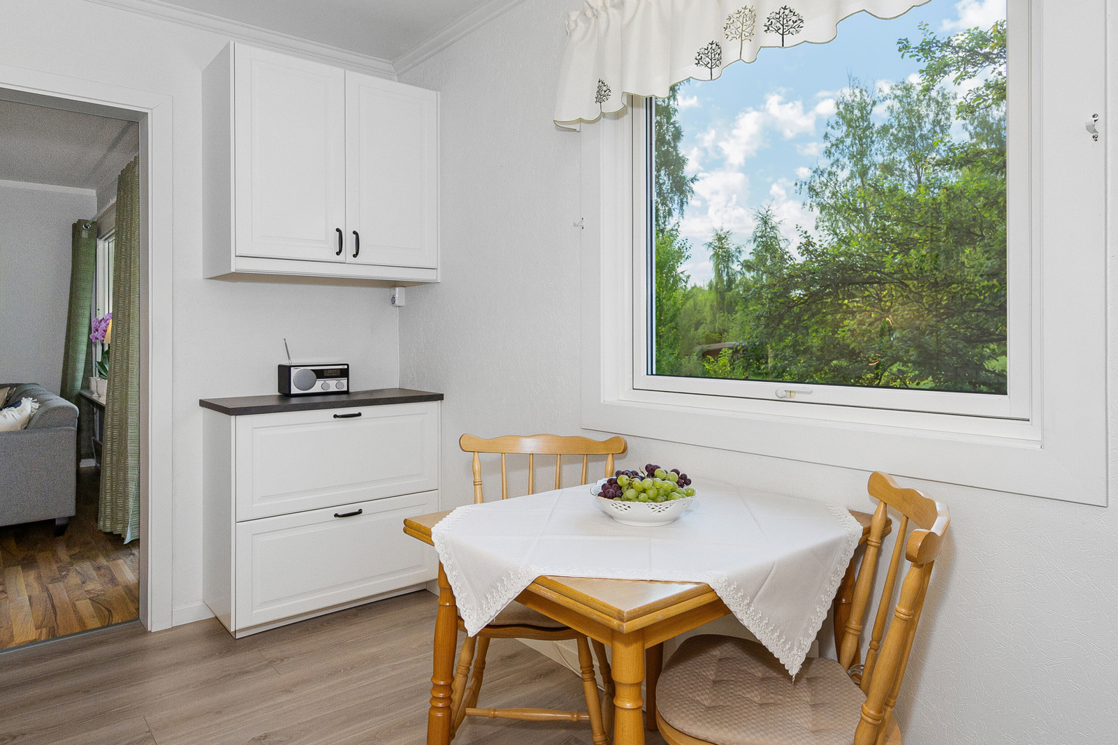 Koselig plass for kjøkkenbord ved vinduet