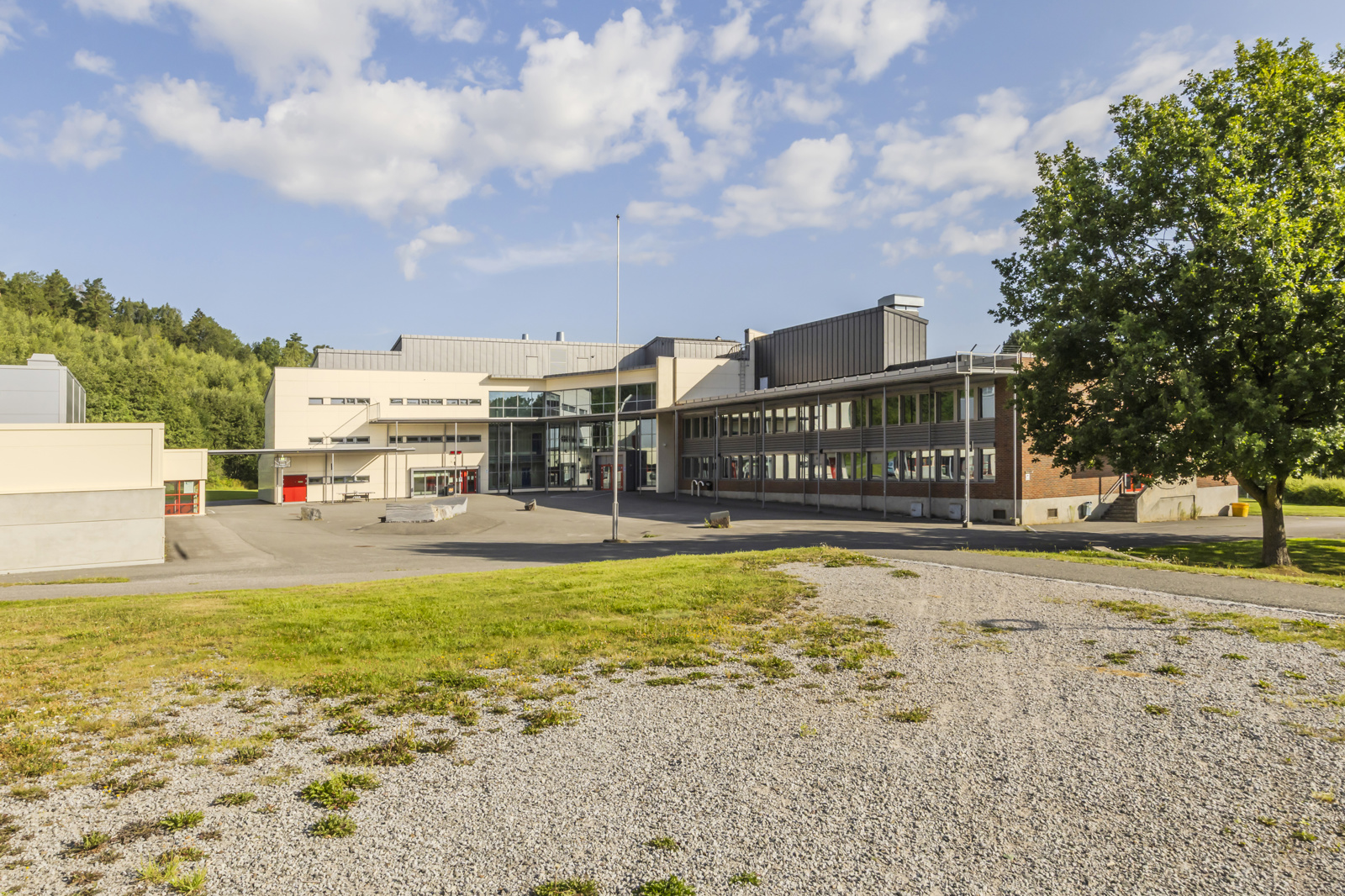 Kongerød ungdomsskole ligger i umiddelbar nærhet 