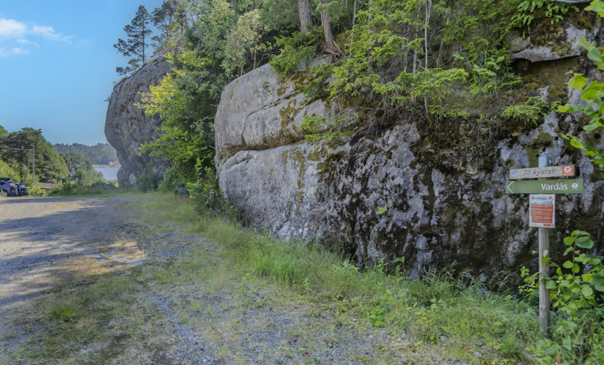 Koselig gårdsvei/sti ned til fritidsområde/badestrand (Buvollen).