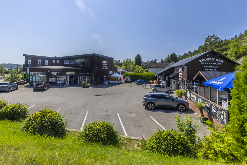 Nærhet til Joker butikk og byggevareutsalg.